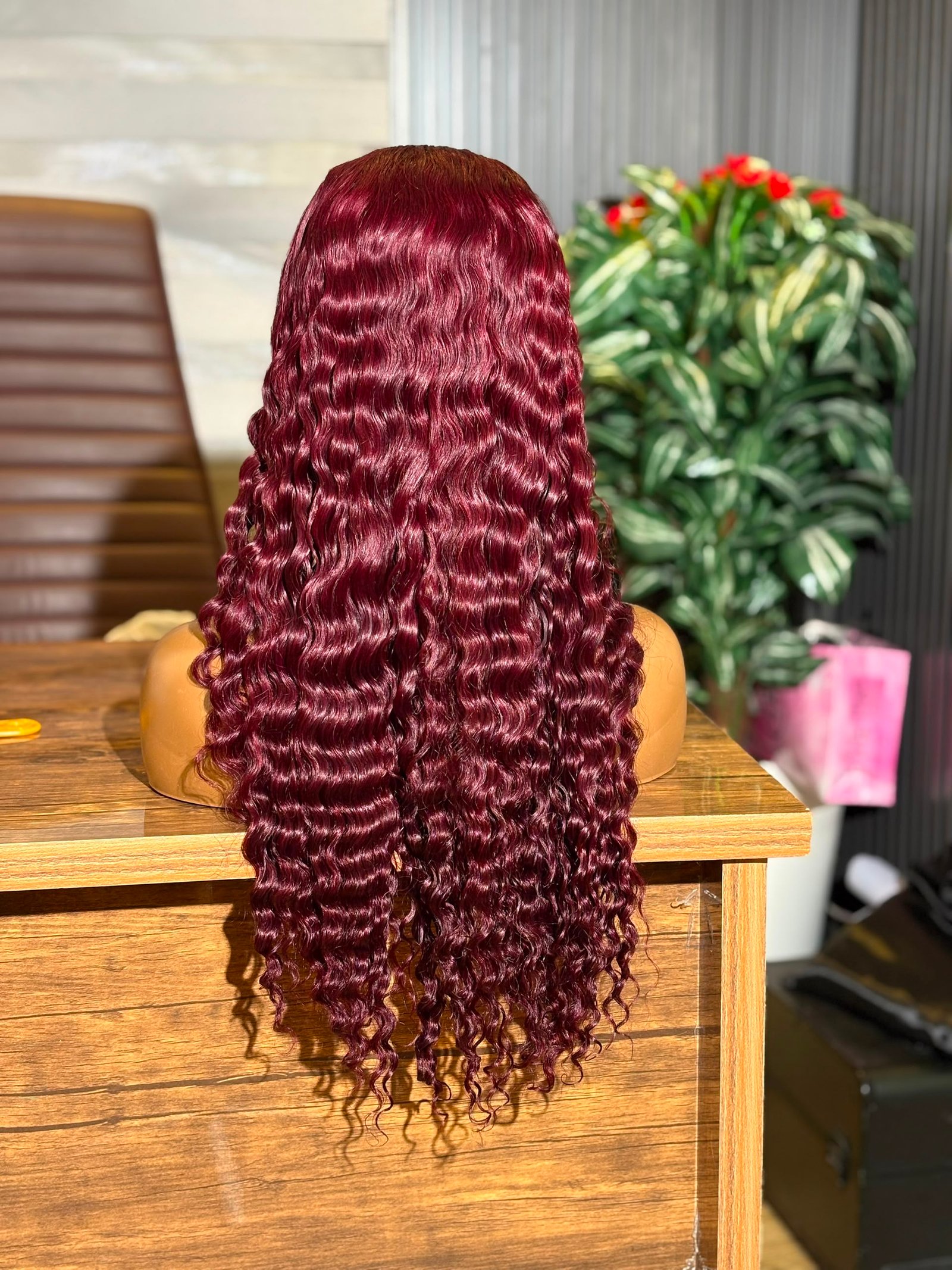 CHINESE SDD- 20'' BURGUNDY COLOUR 13X4 CURLY 250GRAMS WIG. - Image 2